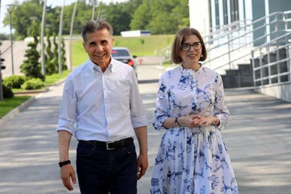 ბიძინა ივანიშვილი ქუთაისის უნივერსიტეტის პირველი ეტაპის დასრულებულ სამუშაოს მეუღლესთან ერთად გაეცნო