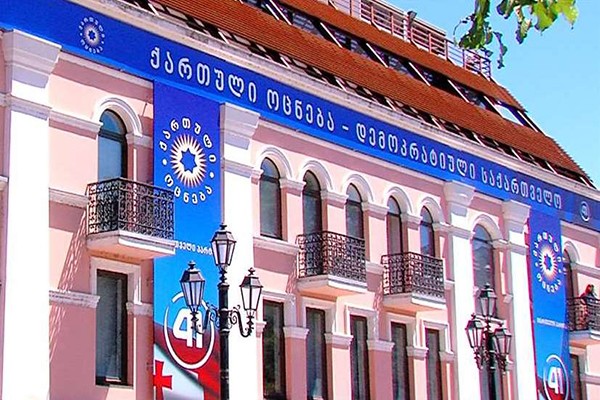 „ქართული ოცნების“ ოფისში უმრავლესობის სხდომა მიმდინარეობს