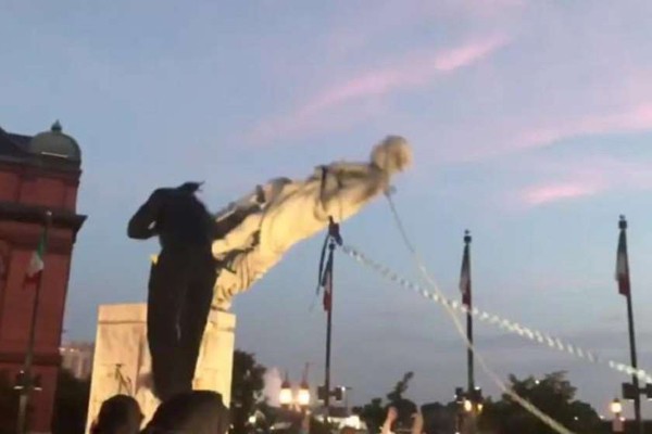 აშშ-ში დემონსტრანტებმა ქრისტეფორე კოლუმბის ძეგლი ჩამოაგდეს და ნავსადგურში ჩაძირეს