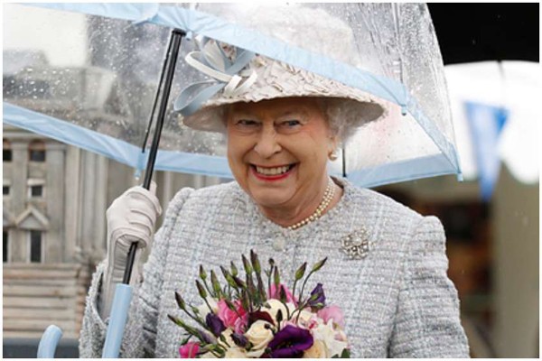 ჟურნალისტებმა ბრიტანეთის დედოფლის ქოლგების საიდუმლო ამოხსნეს