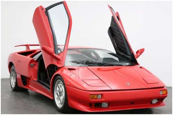 ჯეიმს ბონდის სერიალში გადაღებული ავტომობილი Lamborghini Diablo აუქციონზე გაიყიდება
