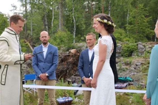 პანდემიის გამო სხვადასხვა ქვეყანაში აღმოჩენილმა შეყვარებულებმა ნორვეგიისა და შვედეთის საზღვარზე იქორწინეს