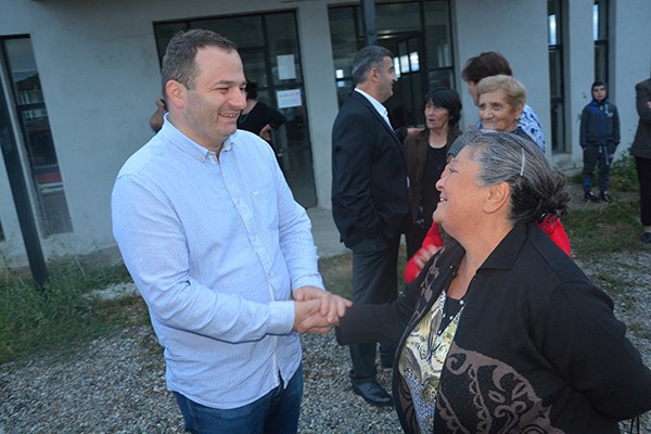 შალვა კერესელიძე ფრეზეთში დევნილთა დასახლებაში მცხოვრებ იძულებით გადაადგილებულ პირებს შეხვდა