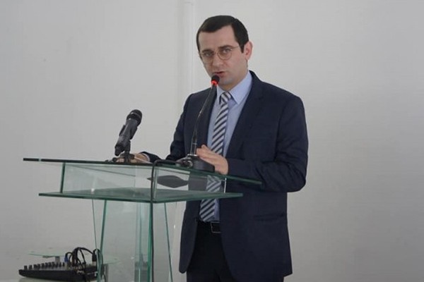 ოკუპირებული აფხაზეთის დე ფაქტო პრეზიდენტის მრჩეველი ლაშა საკანია „პატრიოტთა ალიანსის“ წარმომადგენლებთან შეხვედრის გამო თანამდებობიდან გადადგა