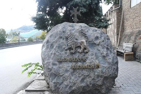 საპატრიარქოს განმარტება – აუგებენ თუ არა წესს 11 წლის ბიჭს