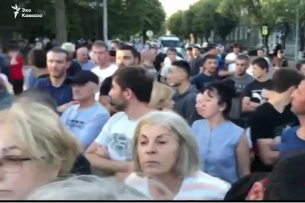 რუსეთის მიერ კონტროლირებად ოკუპირებულ ცხინვალში განვითარებულ მოვლენებს ქართულ პოლიტიკურ სპექტრში ეხმაურებიან
