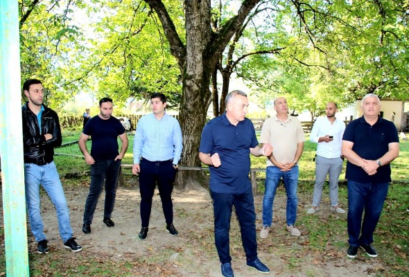 მაჟორიტარი დეპუტატობის კანდიდატი, გოჩა ენუქიძე ამბროლაურის მუნიციპალიტეტის სატყეო სამსახურისა და გარემოს დაცვის თანამშრომლებს შეხვდა