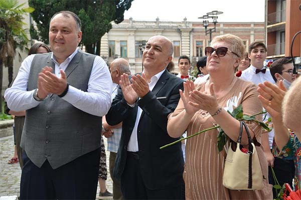 ქუთაისის წმინდა ნინოს სახელობის მესამე საშუალო სკოლის წინ თამარ დახუნდარიძის ვარსკვლავი გაიხსნა