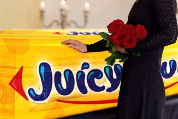 მეორე მსოფლიო ომის ვეტერანი Juicy Fruit-ის მსგავსად შეღებილ კუბოში დაკრძალეს