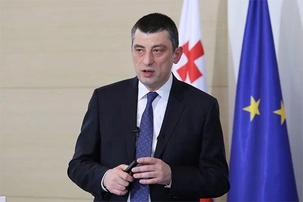პრემიერის განმარტებით, თბილისში და მსხვილ ქალაქებში სწავლა 15 სექტემბერს დისტანციურად დაიწყება, ხოლო კლასებში სწავლება 1-ელ ოქტომბრიდან გაგრძელდება