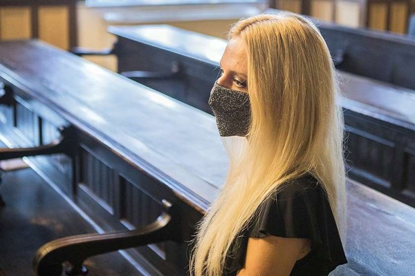 სლოვენიის სასამართლომ გოგოს პატიმრობა მიუსაჯა სადაზღვევო თანხის მიღების მიზნით ხელის მტევნის განზრახ მოჭრის გამო
