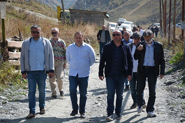 შალვა კერესელიძე ყაზბეგში მოსახლეობასთან შეხვედრებს აგრძელებს