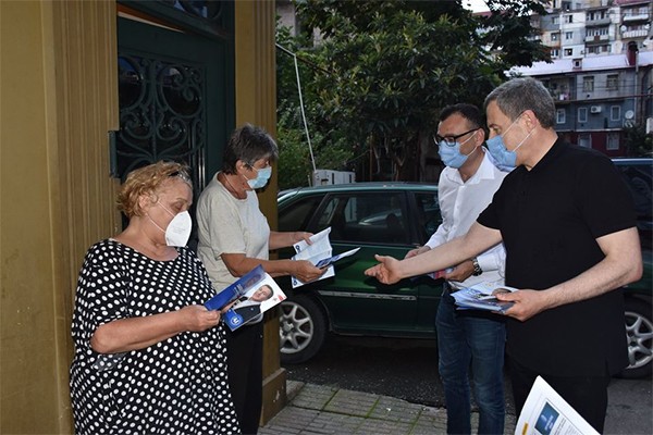 რესან კონცელიძე მოსახლეობასთან შეხვედრებს კარდაკარ შემოვლის პრინციპით აგრძელებს