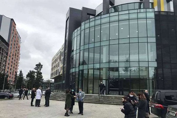დავით გეგიძე, რომელმაც ბათუმში ექიმს სცემა, „ნაციონალური მოძრაობის“ წევრი და ამავე პარტიიდან ბათუმის საოლქო საარჩევნო კომისიის წარმომადგენელია