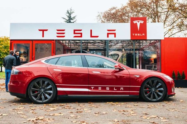 Tesla უპილოტო ავტომობილებს სამი წლის შემდეგ $25 ათასად გაყიდის