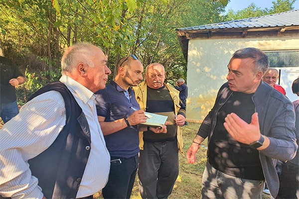 გოჩა ენუქიძე ამბროლაურის მუნიციპალიტეტში, სადმელისა და ზნაკვის თემების მოსახლეობას შეხვდა