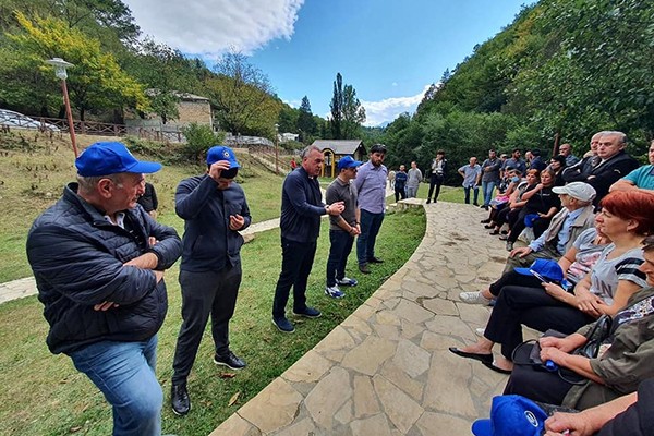 გოჩა ენუქიძე დღეს ონის მუნიციპალიტეტში, შეუბნისა და გომის თემების მოსახლეობას შეხვდა