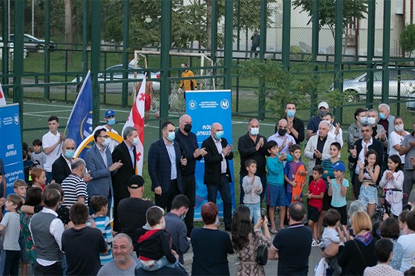 რესან კონცელიძე და ტიტე აროშიძე ბათუმში მცხოვრებ დევნილ ოჯახებს შეხვდნენ