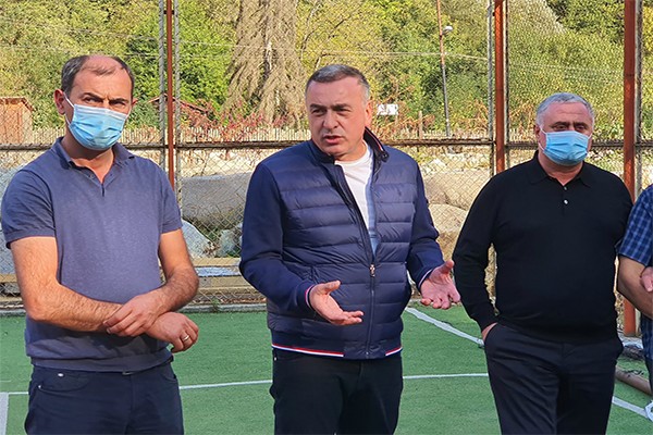 გოჩა ენუქიძე ჭუბერის თემში ადგილობრივ მოსახლეობას შეხვდ
