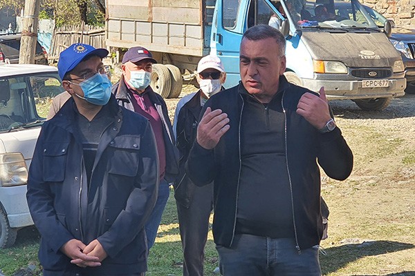 გოჩა ენუქიძე ონის მერობის კანდიდატთან, დავით ჩიკვაიძესთან ერთად მოსახლეობას რაჭის უძველეს სოფელში, ჭიორაში შეხვდა