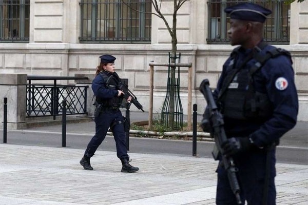პარიზში სამართალდამცველებმა ცივი იარაღით შეიარაღებული პირი დააკავეს