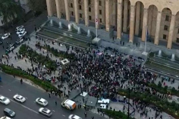 ოპოზიცია პარლამენტთან აქციას მართავს