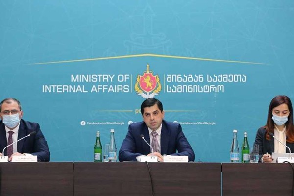 კახა საბანაძის განმარტებით, ცესკოსთან აქციაზე მობილიზებული დანაყოფის პირად აღჭურვილობაში წიწაკის სპრეი შედის