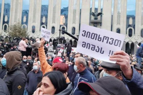 „ნაცმოძრაობამ“ თავის მხარდამჭერებს ეს ფლაერები დააჭერინა და ჩვენ რა შუაში ვართ...“ - სერგი კაპანაძე „მიშა ჩამოდი“-ზე