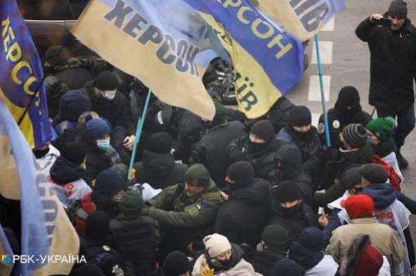 კიევში, პარლამენტთან საპროტესტო აქციაზე შეტაკება მოხდა