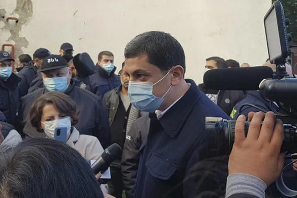 აჭარის პოლიციის უფროსი განმარტავს, რომ მთავრობის სახლთან დაპირისპირებისას ერთი პირი დააკავეს