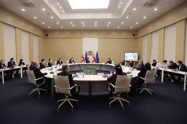 ბოლო 14 დღის განმავლობაში დიდ ბრიტანეთში მოგზაურობის ისტორიის მქონე ყველა ქვეყნის მოქალაქე საქართველოში შემოსვლისას 12-დღიან სავალდებულო კარანტინს დაექვემდებარება