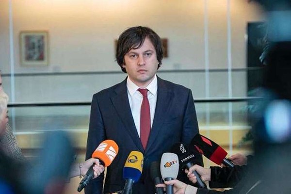 ირაკლი კობახიძის განცხადებით, შესაძლოა, კომპრომატები იყოს მიზეზი, რის გამოც ზოგიერთი ოპოზიციონერი პარლამენტში ვერ შედის