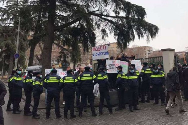 სამოქალაქო აქტივისტები „ქართული ოცნების“ ყრილობის პარალელურად საპროტესტო აქციას მართავენ
