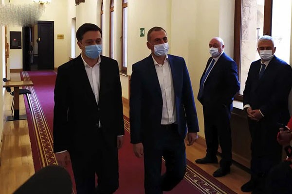 ალეკო ელისაშვილი და ლევან იოსელიანი პლენარულ სხდომაზე დასასწრებად პარლამენტში მივიდნენ