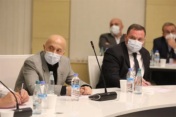 მინდია საბანაძე:  პრემიერთან საუბარი იყო, რომ „კომენდანტის საათი“ გადაწეულიყო 1 ან 2 საათით მაინც, ამაზე მივიღეთ დაპირება, რომ 1-2 კვირის მანძილზე დააკვირდებიან და გადაწყვეტილებას მიიღებენ