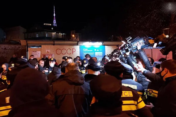 „ქართული ოცნების“ ოფისთან აქტივისტებსა და პოლიციას შორის დაპირისპირებაა