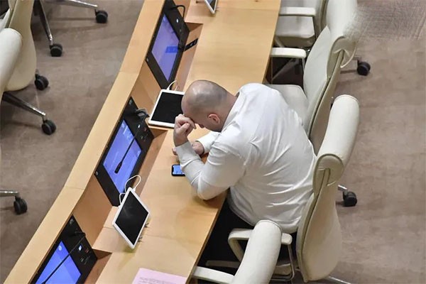 ნიკა მელიასთვის სადეპუტატო იმუნიტეტის შეჩერების საკითხზე პარლამენტი ხვალ იმსჯელებს