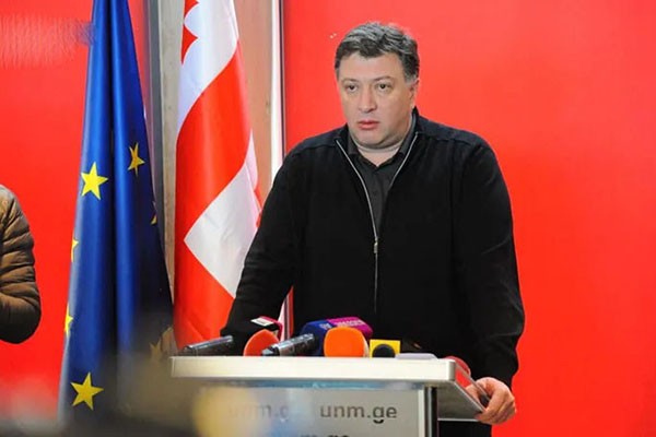 ჩვენ უნდა დავუბრუნდეთ მოლაპარაკებების მაგიდას, რათა ქვეყანა არ გადაყვეს შლეგი კობახიძის, აბსოლუტურად უპასუხისმგებლო პარლამენტის თავმჯდომარის და გაუგებარი მდინარაძის კარიერულ ამბიციებს