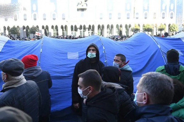 აქციის მონაწილეებმა მთავრობის ადმინისტრაციიდან პარლამენტთან გადაინაცვლეს, სადაც კარავი გაშალეს