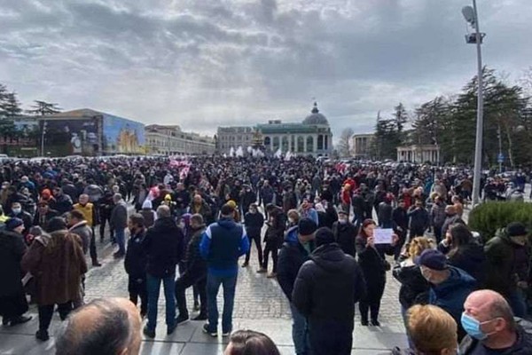 ქუთაისის ცენტრალურ მოედანზე ნამახვანჰესების კასკადის მშენებლობის მოწინააღმდეგეთა აქცია მიმდინარეობს