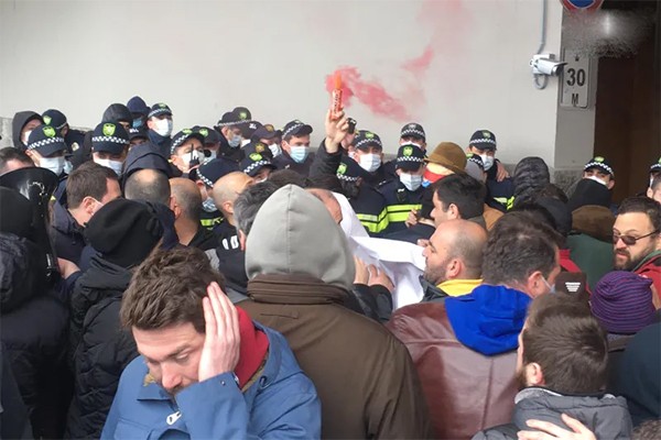 ბიძინა ივანიშვილის რეზიდენციასთან სამოქალაქო აქტივისტებსა და პოლიციას შორის დაპირისპირებაა