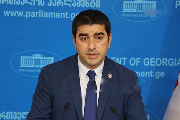 ჯორჯ კენტი საჯაროდ არ ეთანხმება თავისუფლების გამავრცელებელი საზოგადოების და მისთანათა წევრებს, რომ „ქართული ოცნება“  არის რუსეთის აგენტი, პუწინის მონა, ეფესბე, გავრილოვები