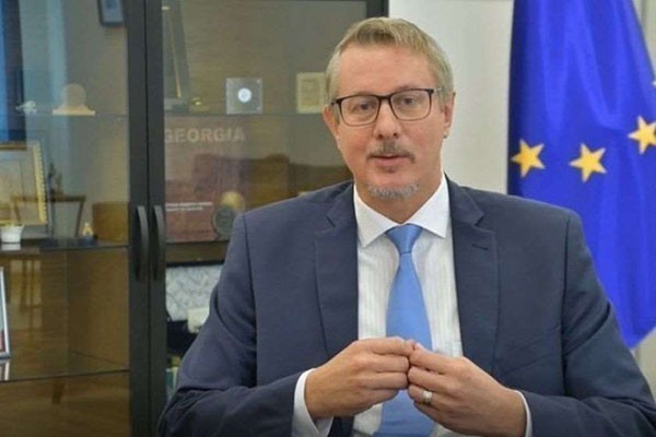 კარლ ჰარცელი: დღეს მდინარე ენგურში ტრაგიკულად დაკარგულ 4 სიცოცხლეს ვგლოვობთ, ეს ტრაგედია შეგვახსენებს, თუ რა შედეგი მოაქვს გადაადგილების თავისუფლების შეზღუდვას