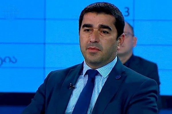 ბერა ივანიშვილის სამხრეთ კორეაში წასვლაზე ჯერ ქვეყანა შეყარეს, შემდეგ საკუთარ სიუჟეტშივე დაადასტურეს, რომ ვაქცინა გაკეთებული არ აქვს, ორკვირიან კარანტინში იმყოფებოდა