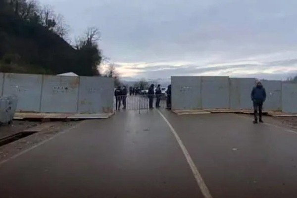 პოლიციამ რიონის ხეობაში, „გუმათჰესთან“ რკინის ბარიკადები აღმართა