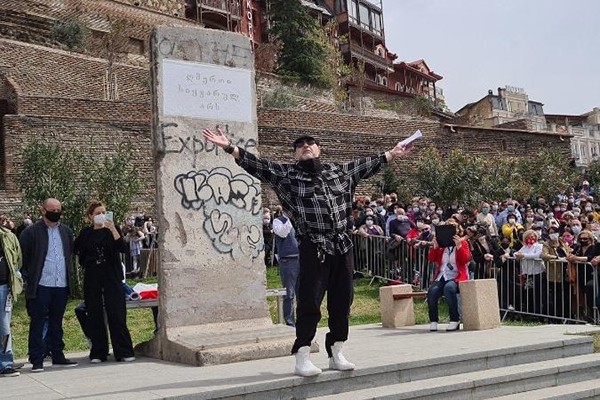 “უცნობის” მიერ გამართული აქციის მონაწილეები ტვ პირველს დეზინფორმაციის გავრცელებაში ადანაშაულებენ