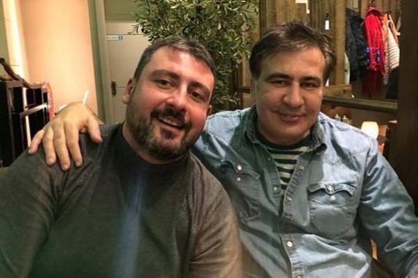 „ერთი ჩვეულებრივი მსუქანი ლოთია... ტიპი ზის შოკოლადში, განცხრომაშია კიევში, რისი რევოლუციის მომწყობია