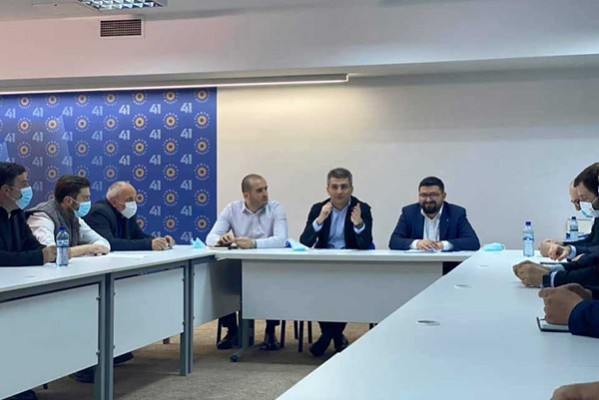 „ქართული ოცნების“ ცენტრალურ ოფისში მამუკა მდინარაძემ და დიმიტრი სამხარაძემ რეგიონული დეპარტამენტის თათბირი გამართეს