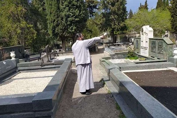 სასულიერო პირები დღეს სასაფლაოებს აკურთხებენ