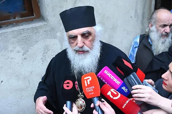 მასმედიის ნაწილი აშუქებს, თითქოს ორ მხარეს შორის დაპირისპირებაა, ამ დროს ანტიკანონიკური მოქმედებებია ერთი მუჭა ამბოხებული სასულიერო პირების მხრიდან, რომლებიც პატრიარქს აგინებენ